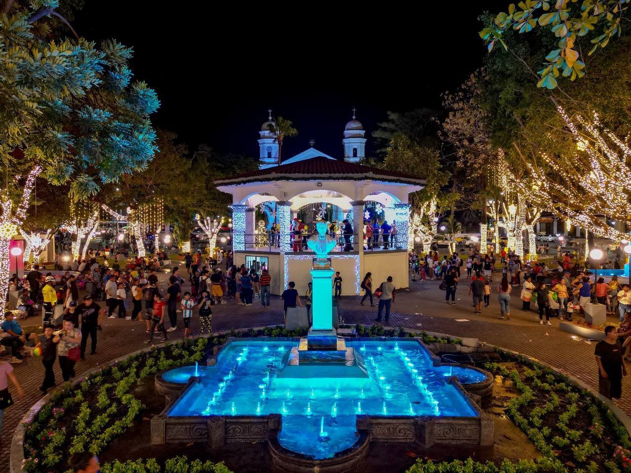 cientos-de-sonsonatecos-acudieron-a-la-apertura-del-parque-rafael-campo